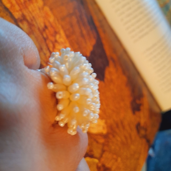 Mother Of Pearl Tone Cream Starburst Cluster Stretchy Ring - Picture 6 of 16